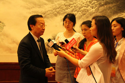 李毅中：支持實(shí)體經(jīng)濟(jì) 關(guān)注工業(yè)的提質(zhì)增效升級(jí)
