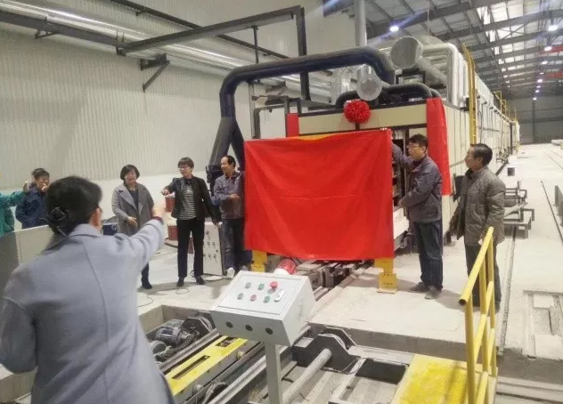 白鴿在滎陽新廠區(qū)舉行隧道窯點火儀式