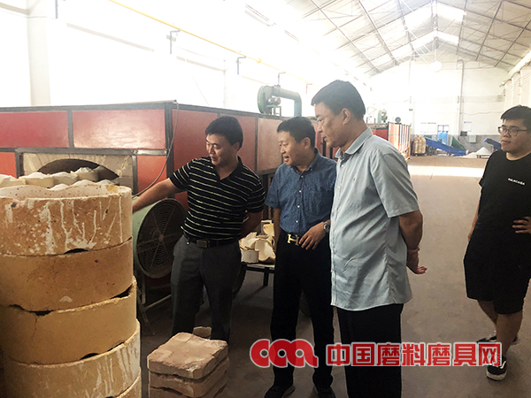 協(xié)會秘書長陳鵬一行調(diào)研伊川地區(qū)磨料磨具企業(yè)