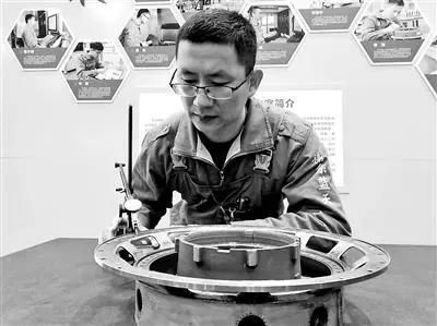 手工研磨精度1微米！空軍某航修廠高級(jí)技師姜振龍?jiān)谙s翼上“繡花”