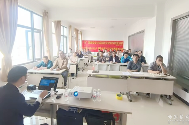 鄂城區(qū)總工會(huì)開(kāi)展送法進(jìn)企業(yè)活動(dòng)